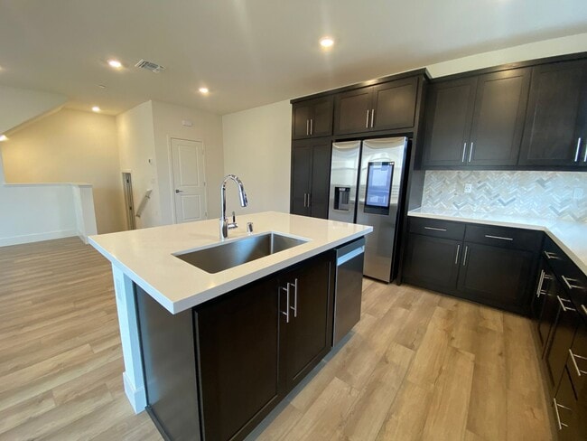 Building Photo - Boulevards End Unit Townhouse, 3 Bed / 2.5 Bath, Amenities, Close to 580 - Short term lease throu...