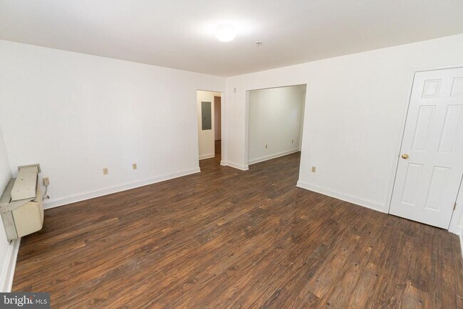 Building Photo - 802 Travers St