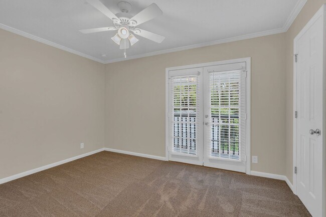 Building Photo - Charlotte Park Charm