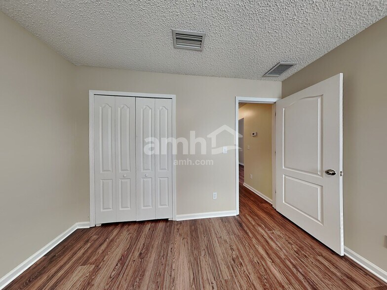 Building Photo - 14131 Crestwick Dr E