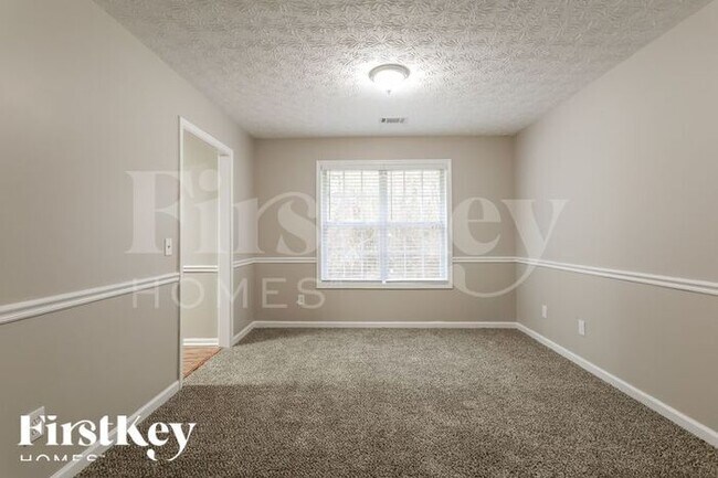 Building Photo - 650 Castlebrooke Dr SE