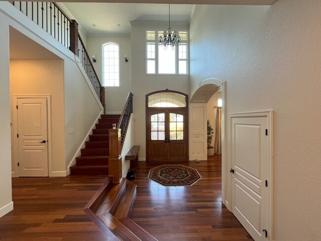 Building Photo - Elegant 4-Bedroom Luxury Home with Panoram...