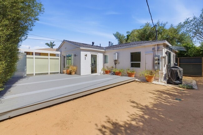 Building Photo - Amazing Del Rey House Available