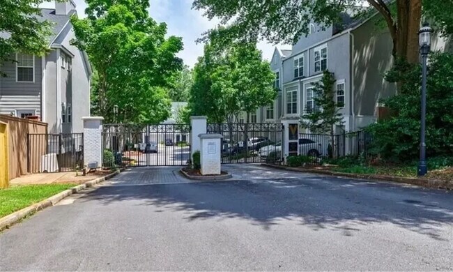 Building Photo - 1178 Village Ct SE