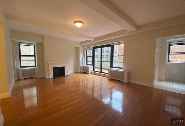 Building Photo - 400 E 57th St