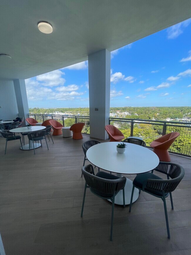 Building Photo - 710 SE 22nd St