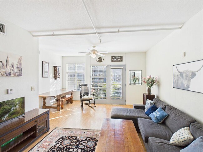 Building Photo - 711 W 26th St