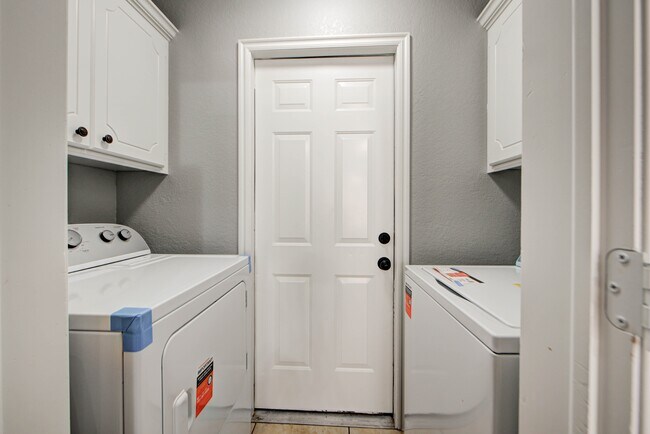 Building Photo - 917 Rambling Oaks Dr