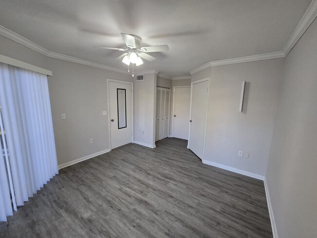 Building Photo - Chic 1-bedroom and 1 bathroom Condo Unit I...