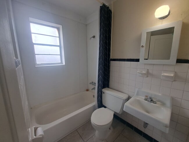 Building Photo - 3BR/1BA home with screened patio