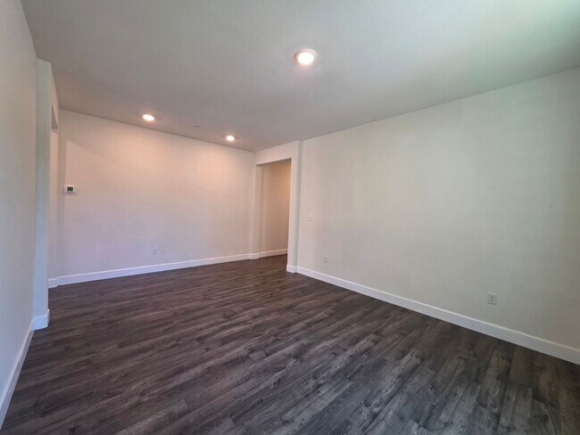 Building Photo - Newer 5 Bedroom 4.5 Bathroom in SE Visalia!! Coming soon!!