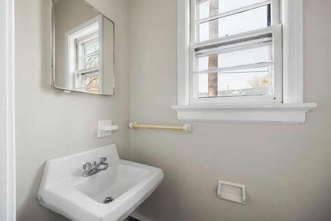 Building Photo - 2506 Kenmore Rd