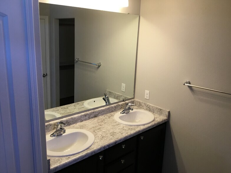 Building Photo - 2711 Full Moon Ct NE