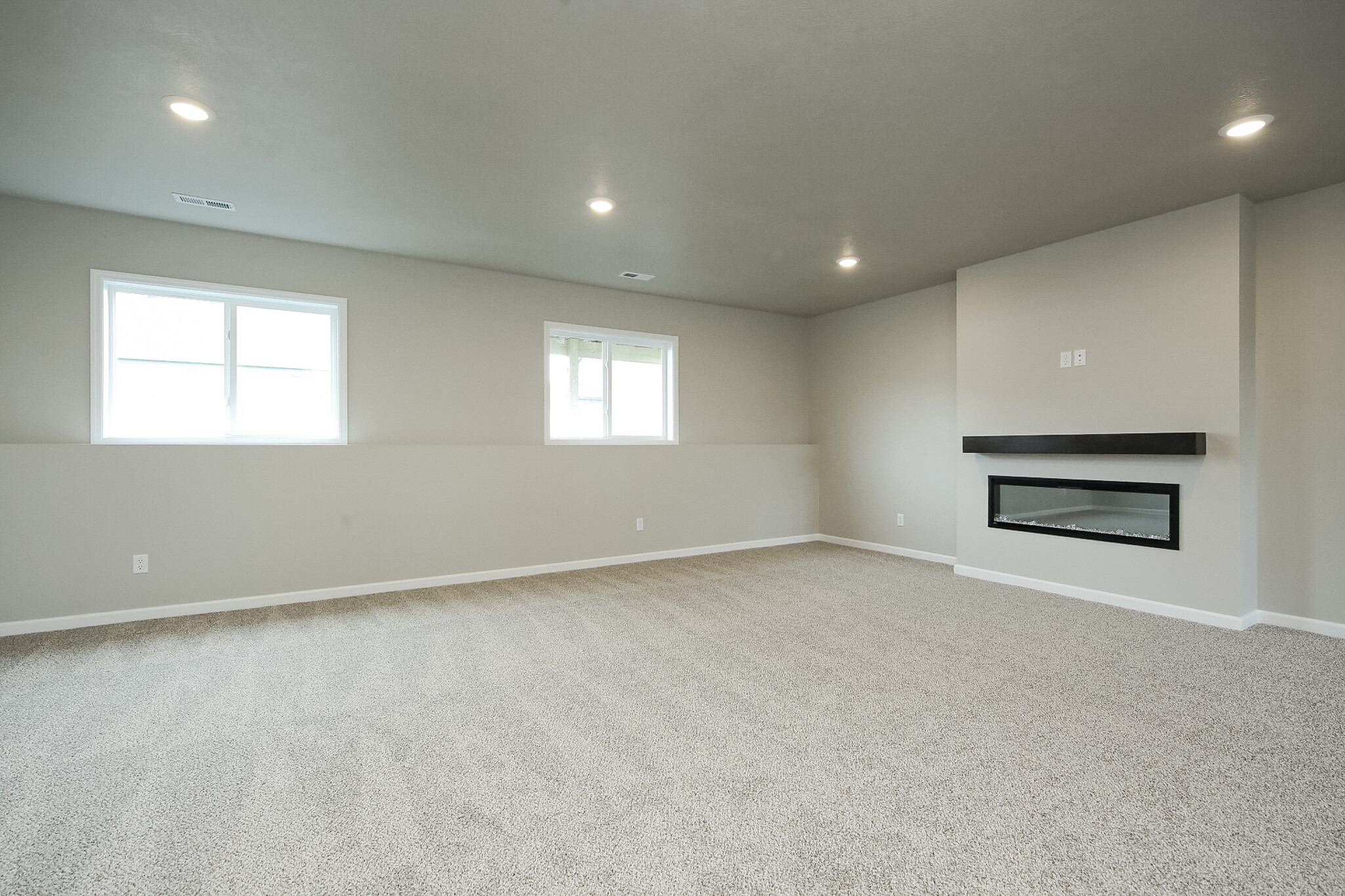 Large family room - 5940 S Coneflower Ave
