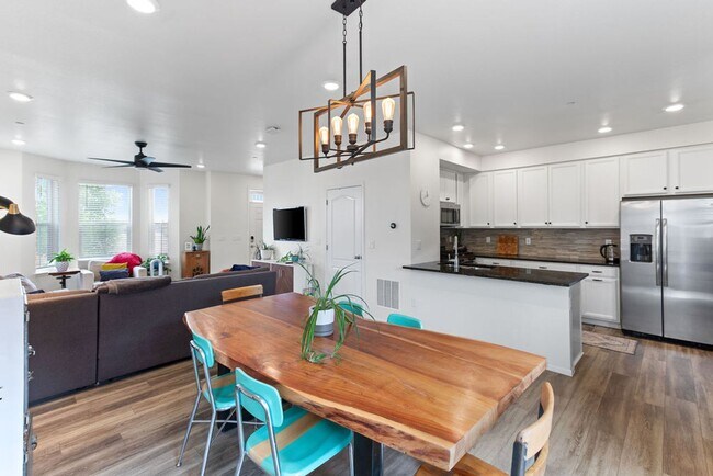 Building Photo - Beautiful 2 bedroom, 2.5 bath townhome in Mosaic