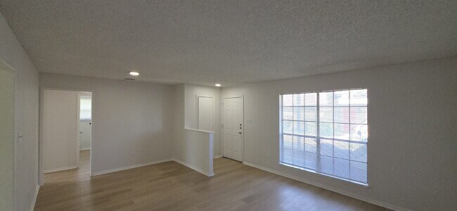 Building Photo - Beautifully remodeled first-floor condo with 2 bed & 2 bath