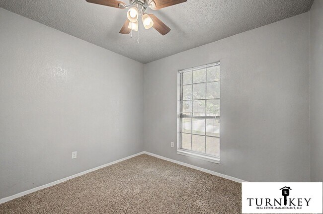 Building Photo - 913 Springhill Dr