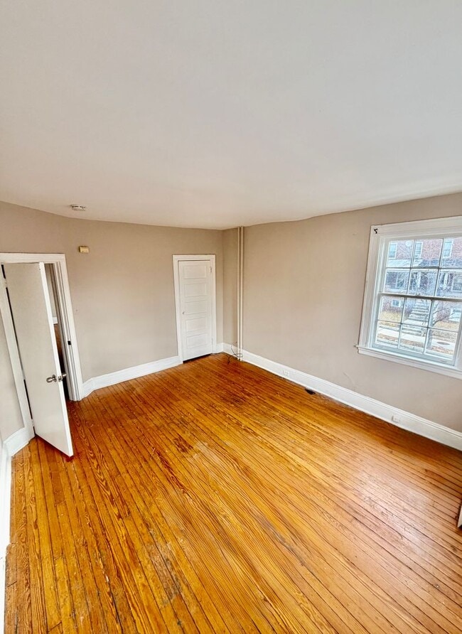 Building Photo - Huge townhome available. Four bedrooms three bath.