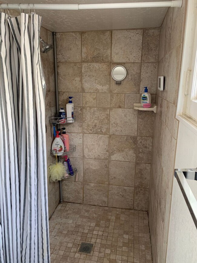 Building Photo - Cute 2 Bed/1 Bath Basement Apartment super...