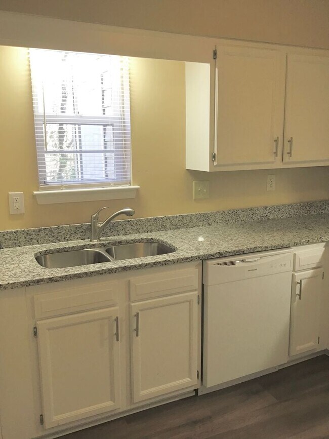 Building Photo - 1660 Skiffes Creek Cir