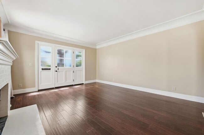 Building Photo - 1520 Miramar Dr