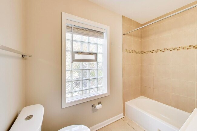 Building Photo - 7415 N Wolcott Ave