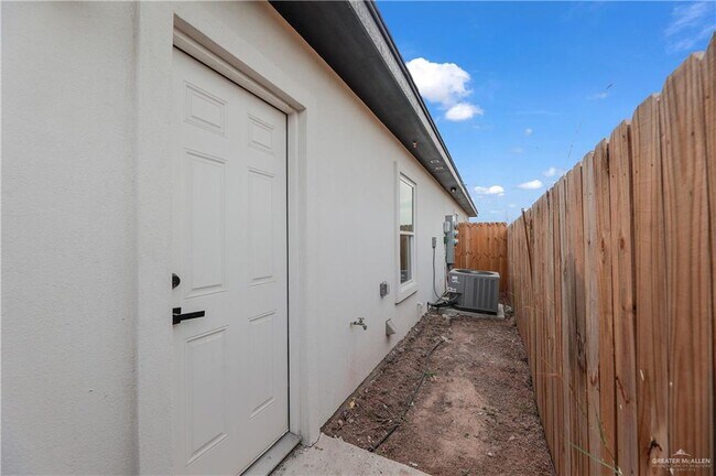 Building Photo - 16 E Mayfair St