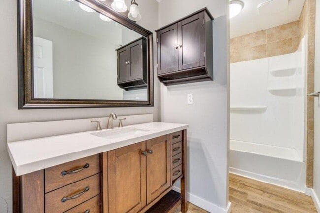 Building Photo - Updated 3 Bedroom, 1.5 Bathroom Duplex in ...