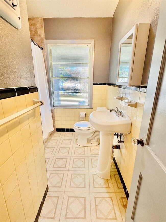 Building Photo - 2027 Sheridan St