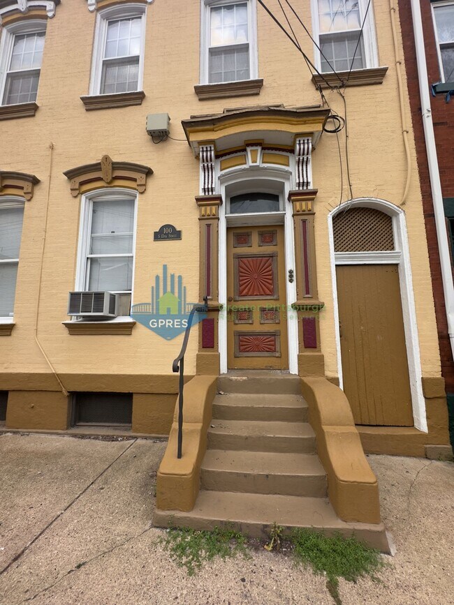 Building Photo - Amazing 2- bedroom 3rd floor apartment in the Southside must see!