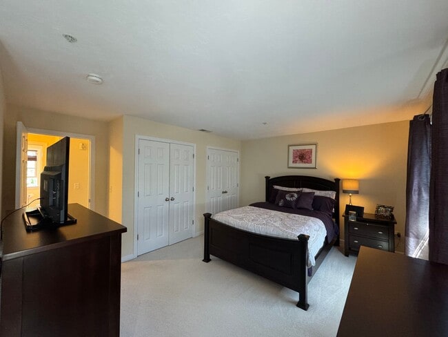 Building Photo - Updated Two-Bedroom Corner Townhouse in Lo...
