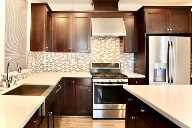 Building Photo - Gorgeous 3-story Townhome Available for Rent! Cherry-Guardino Neighborhood