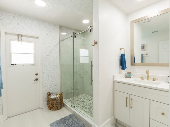 Building Photo - 1123 SW Oak Hollow Ct