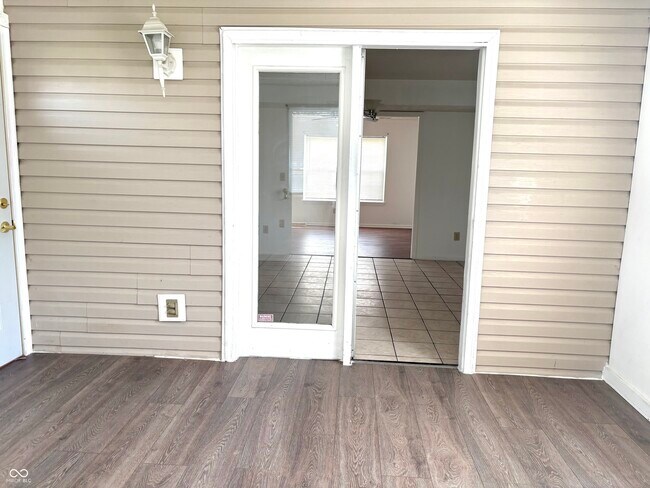 Building Photo - 11052 Oakspring Dr