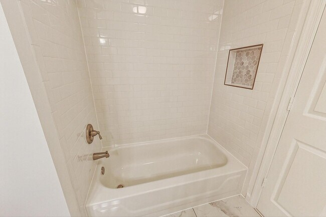 Building Photo - Beautiful - Ground Floor 3/2 condo in CROWN FARM