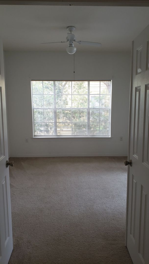Building Photo - Large 3-Bedroom, 2-Bath Condo with Solariu...