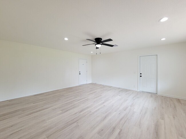 Building Photo - This beautifully remodeled 3-bedroom, 2-bathroom home in the heart of Lake Jackson, Texas, offers...