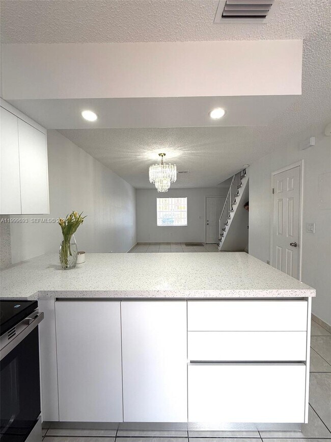 Building Photo - 1460 W 41st St