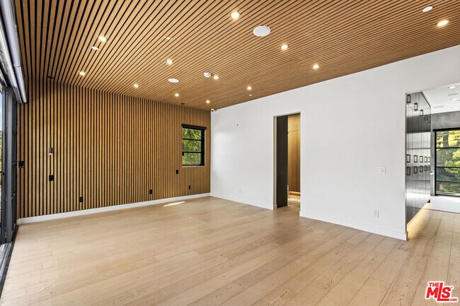 Building Photo - 1745 San Ysidro Dr