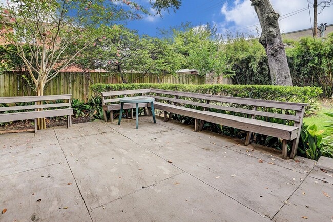 Building Photo - 2520 Shakespeare St