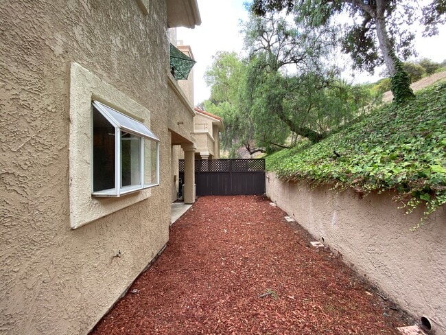 Building Photo - Beautifully Renovated 1-Bedroom Condo in R...