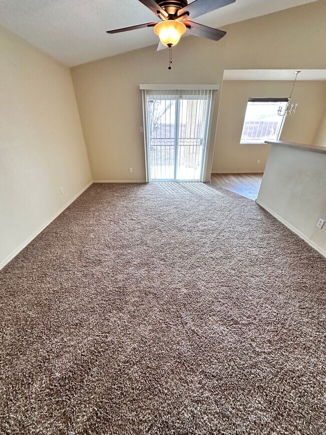 Building Photo - Super cute 3 bed 2 bath home in Huning Ranch