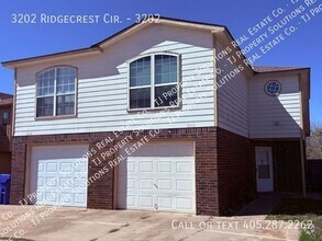 Building Photo - Spacious two bedroom townhome!
