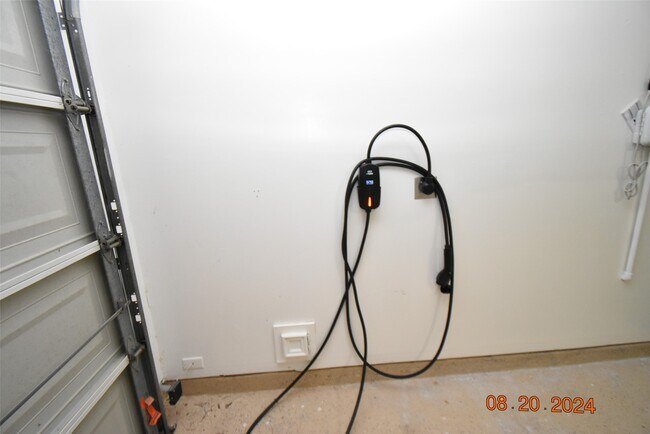 Building Photo - 3806 Vinecrest Dr