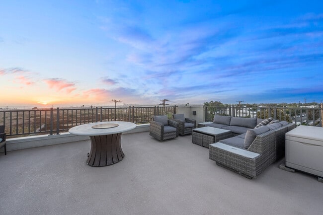 Building Photo - 1068 Hampton Dr