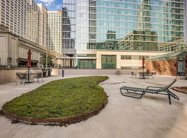 Building Photo - 440 N McClurg Ct