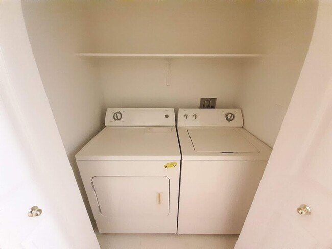 Building Photo - 2 BED/ 2 BATH CONDO LOCATED IN THE SOUTHWEST!