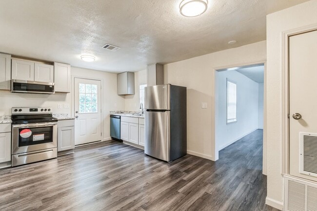 Building Photo - For Lease – 2 Bedroom, 1 Bath Corner Home in Kerrville, TX