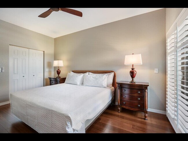 Building Photo - 1064 N Tamiami Trl