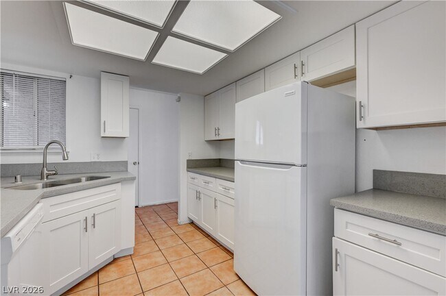 Building Photo - 707 Honeybee Ct